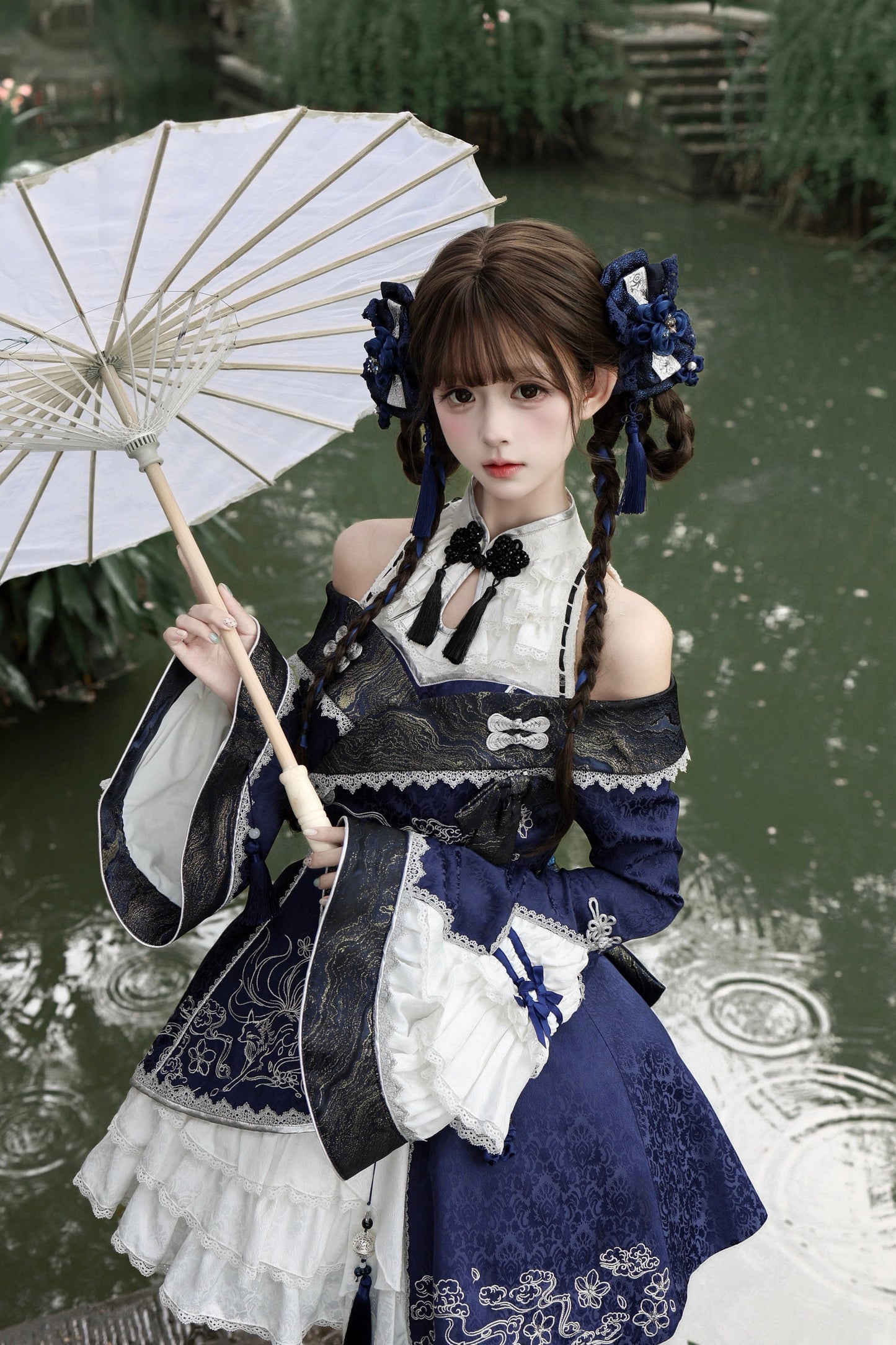 [Reservierungsschluss am 9. Oktober] Dunkelblau-weißes Gothic-Chinese-Lolita-Kleid mit Stickerei eines neunschwänzigen Fuchses + schulterfreie Jacke mit Glockenärmeln im Set