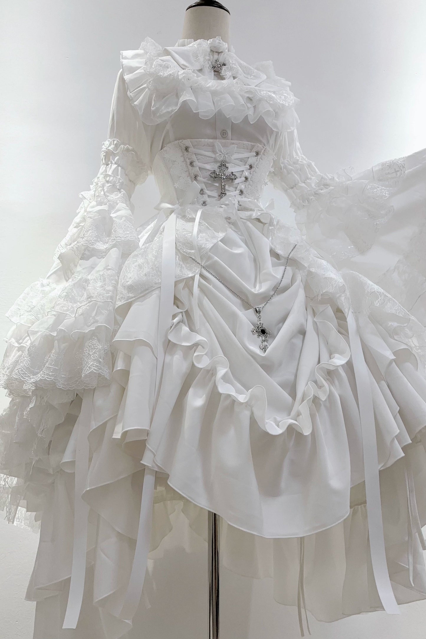 ゴシックスーパーゴージャスジスリーブロリータシャツ+フリルスカート+ハット