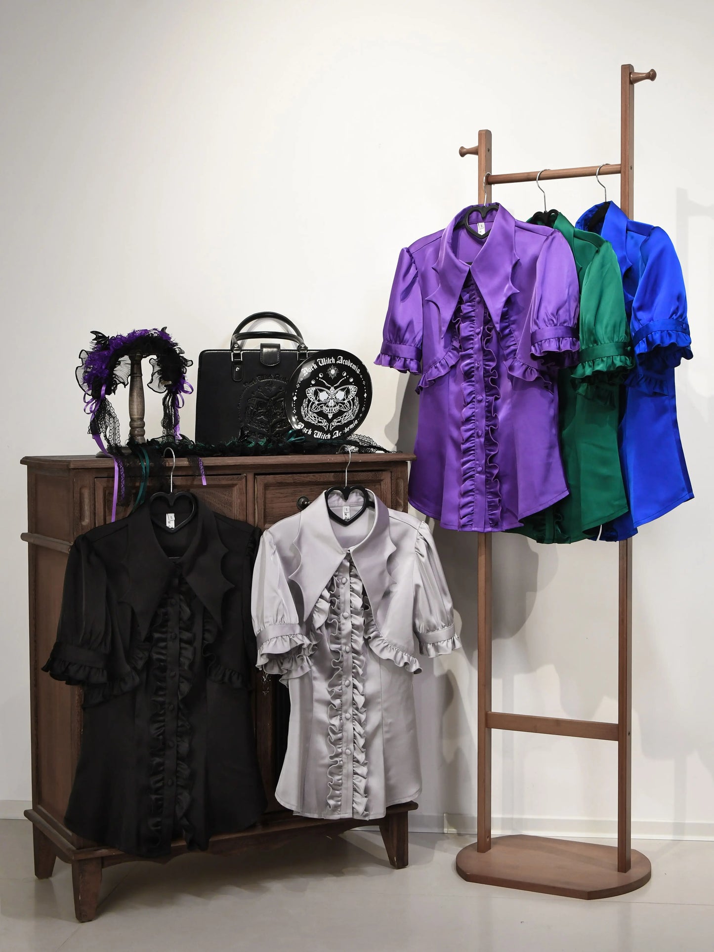 [Reservierungsschluss 26. Juni] Blaues/Schwarzes/Graues/Grünes/Lila/Weißes Gothic-Lolita-Hemd mit Fledermausflügel-Kragen, Rüschen und Puffärmeln