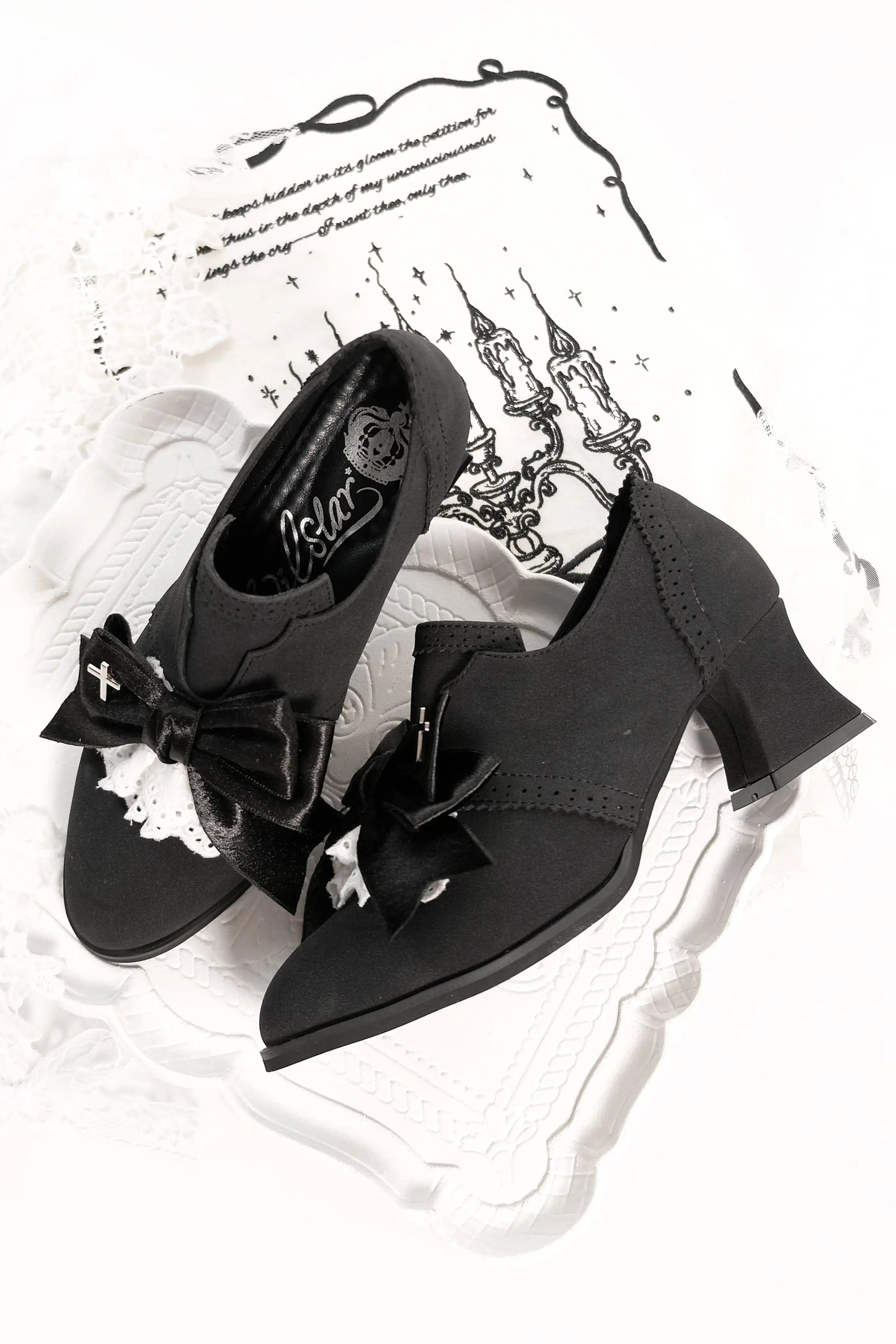 [Reservierungsschluss 25. Juli] Schwarze/dunkel-schwarze Wildleder-Schuhe im Dark-Gothic-Stil mit Kreuzmotiv, Schleife und Spitze