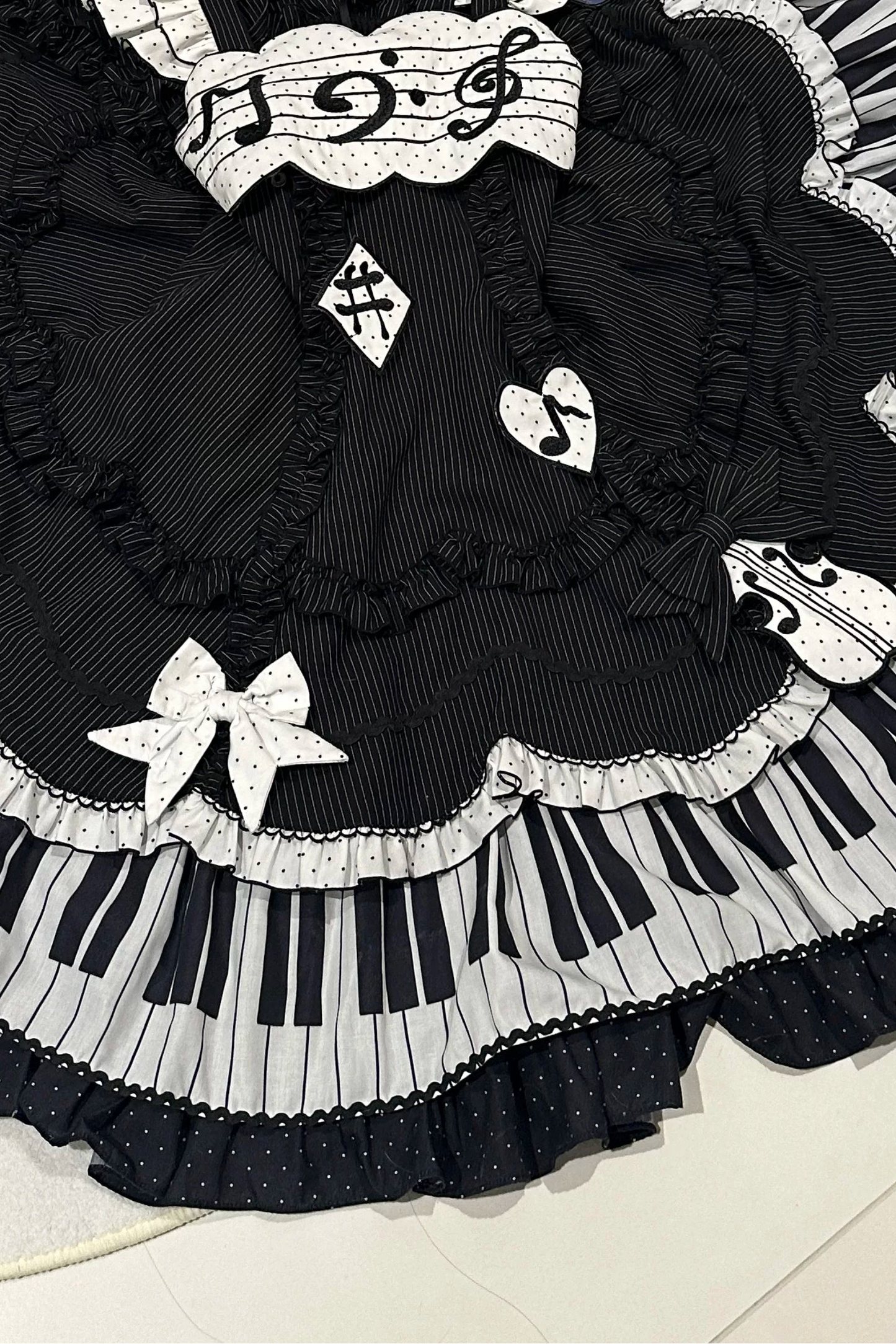 [Reservierungsschluss 15. August] Klassisches Piano-Lolita-JSK mit Rüschenträgern, Notenschleifen-Schürzenkleid-Set + Komplettset