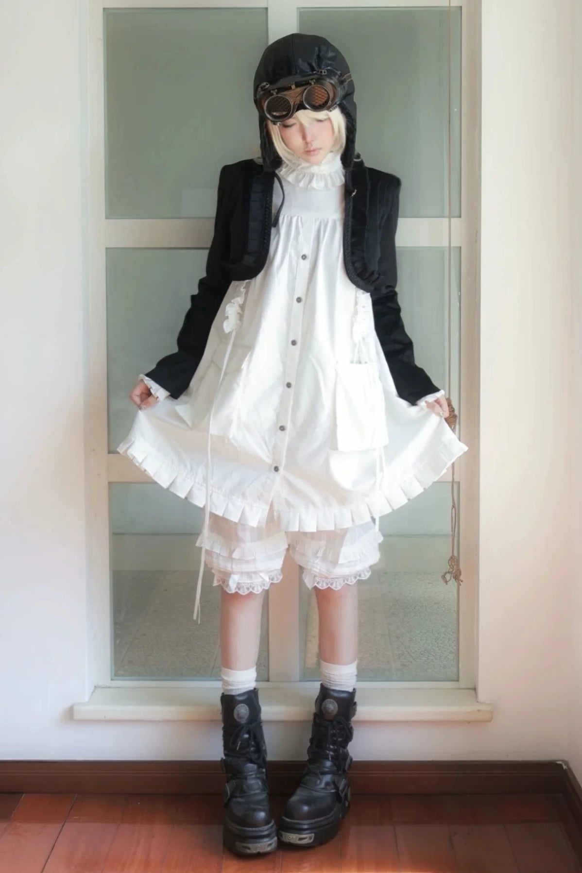 【11月6日予約締切】White/Black Gothic Lolita Drawstring Frill Strap Doll Dress