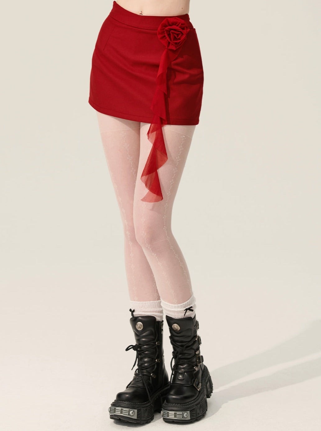 [En vente à partir du 31 mai à 20 heures] Less eyes porte une jupe rouge modèle avec une jupe au design moulant.