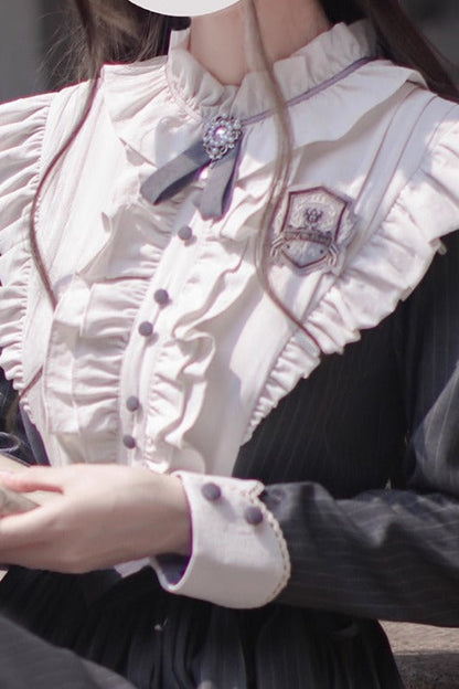 エレガントクラドレス+ケープ+蝶ネクタイ+ベレー帽+バッジ