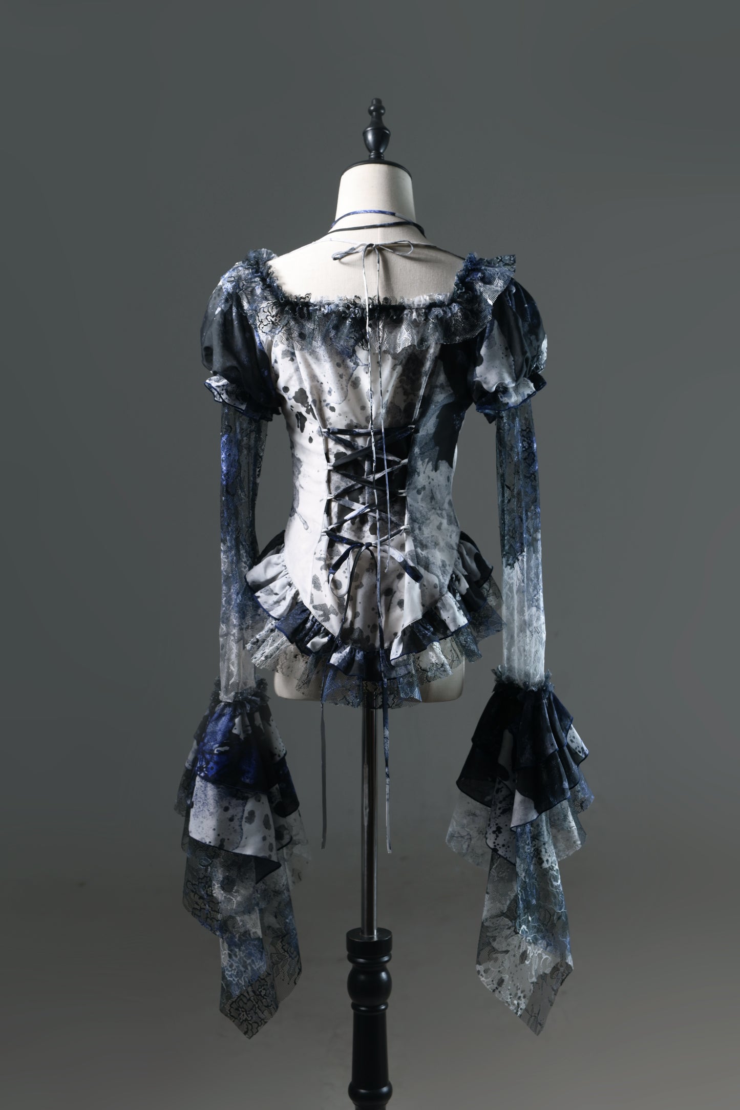 【12月10日予約締切】Bloodstainedスクエアホルターネックフレアスリーブトップス