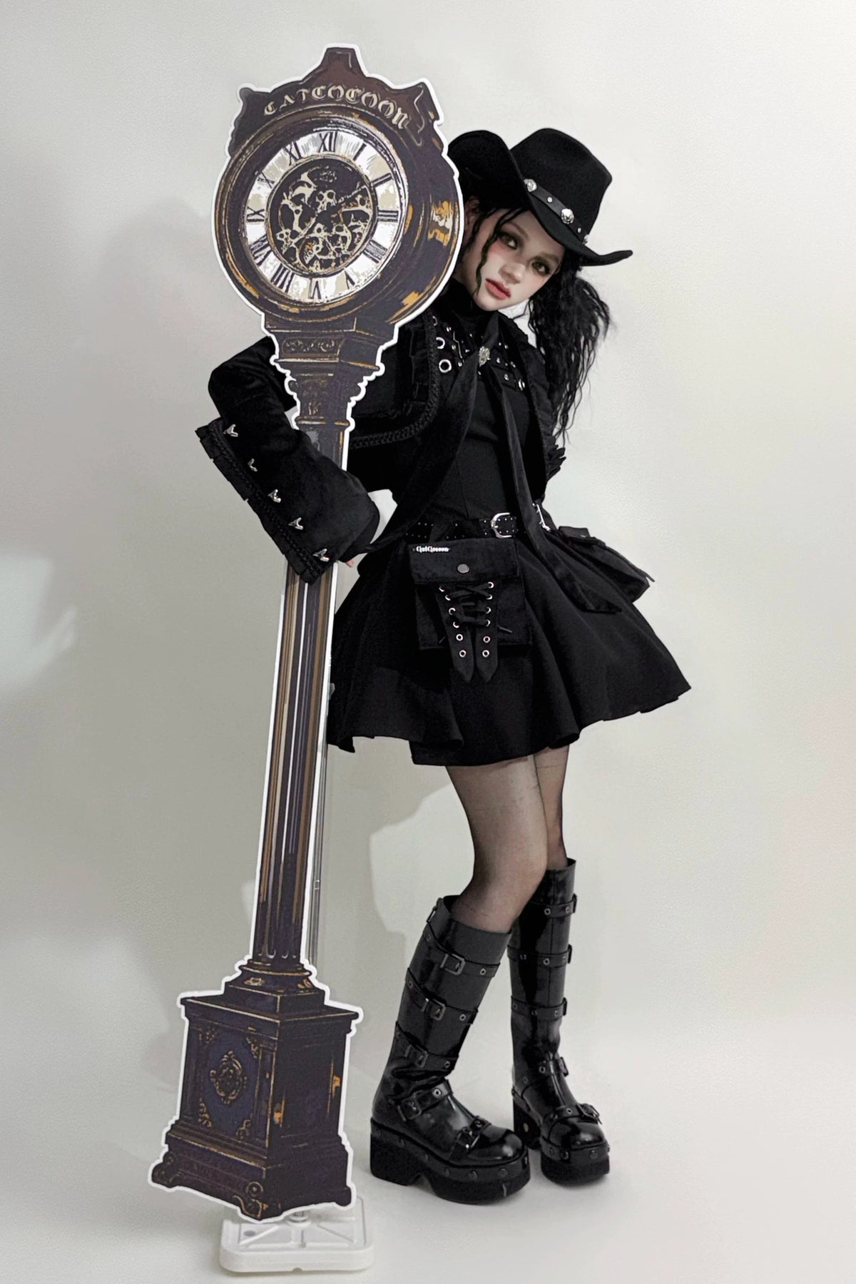 [Reservierungsschluss 6. November] Kurze Jacke im braunen Steampunk- und schwarzen Gothic-Mode-Stil aus Samt mit Rüschenbesatz, Herzmotiv und Manschettendekor