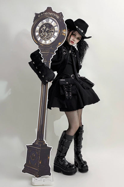 [Reservierungsschluss 6. November] Kurze Jacke im braunen Steampunk- und schwarzen Gothic-Mode-Stil aus Samt mit Rüschenbesatz, Herzmotiv und Manschettendekor