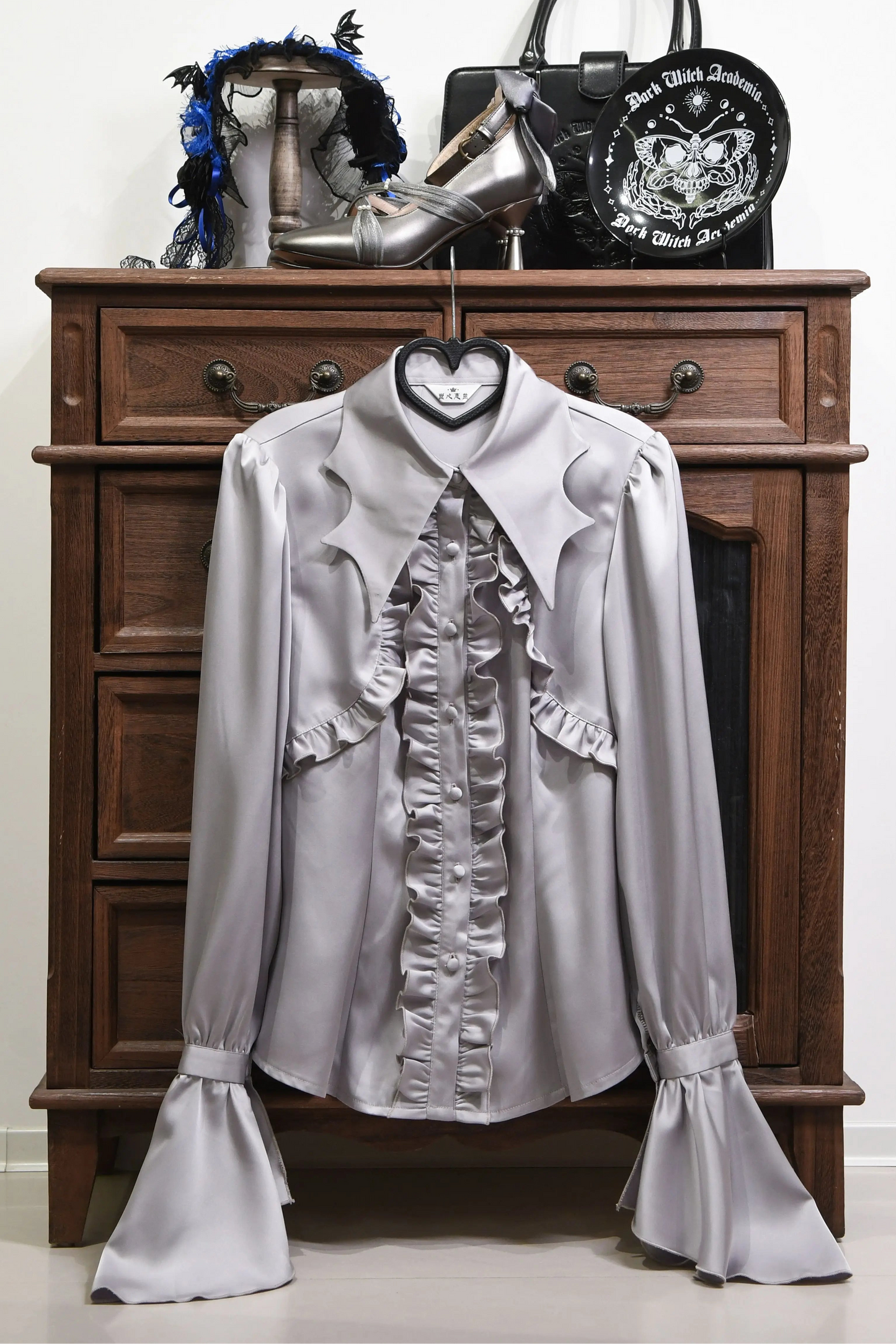 [Reservierungsschluss am 26. Juni] Blau/Schwarz/Grau/Grün/Lila/Weiß Gothic-Lolita-Hemd mit Fledermausflügel-Kragen und eleganten Rüschen-Flare-Ärmeln