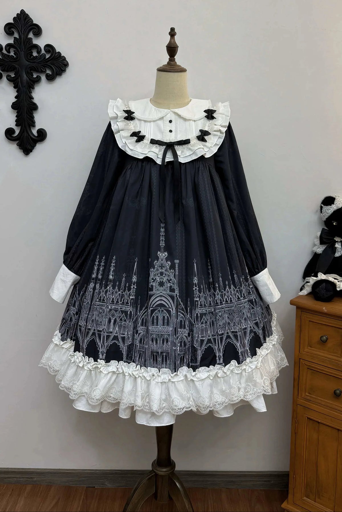 【10月13日予約締切】Gothic Doll Black White Cathedral Print Lace Trim Lolita Op Dress+ Full Dress Set (Flat Hat, Sash, Castle Flower Brooch)