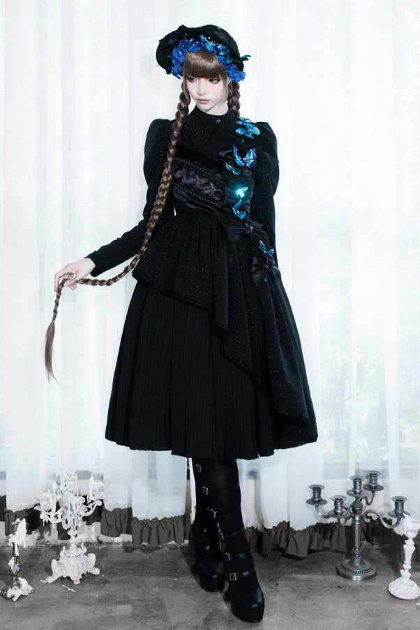 [Reservierungsschluss 14. Oktober] Schwarz/weißes Gothic-Lolita-Langkleid mit Schmetterlingsschleife, Stehkragen und asymmetrischen Lagen