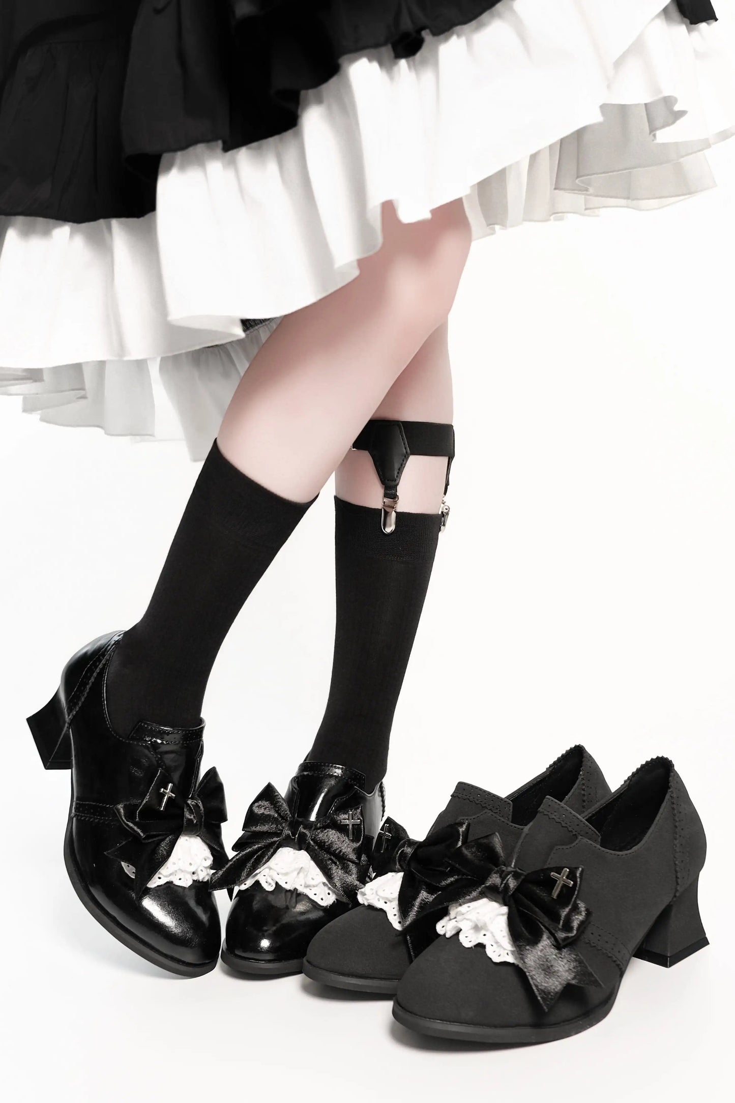 [Reservierungsschluss 25. Juli] Schwarze/dunkel-schwarze Wildleder-Schuhe im Dark-Gothic-Stil mit Kreuzmotiv, Schleife und Spitze