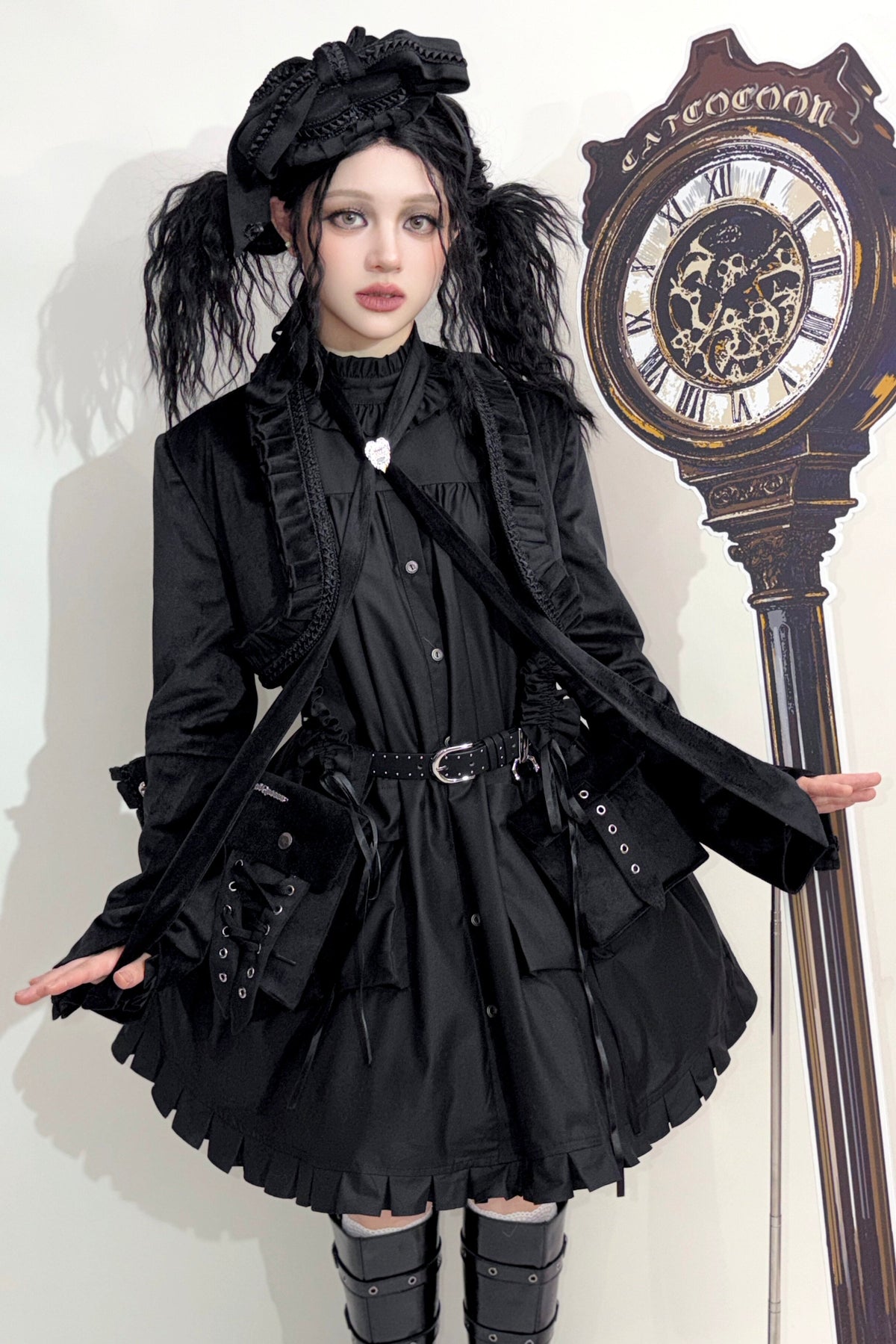 【11月6日予約締切】White/Black Gothic Lolita Drawstring Frill Strap Doll Dress