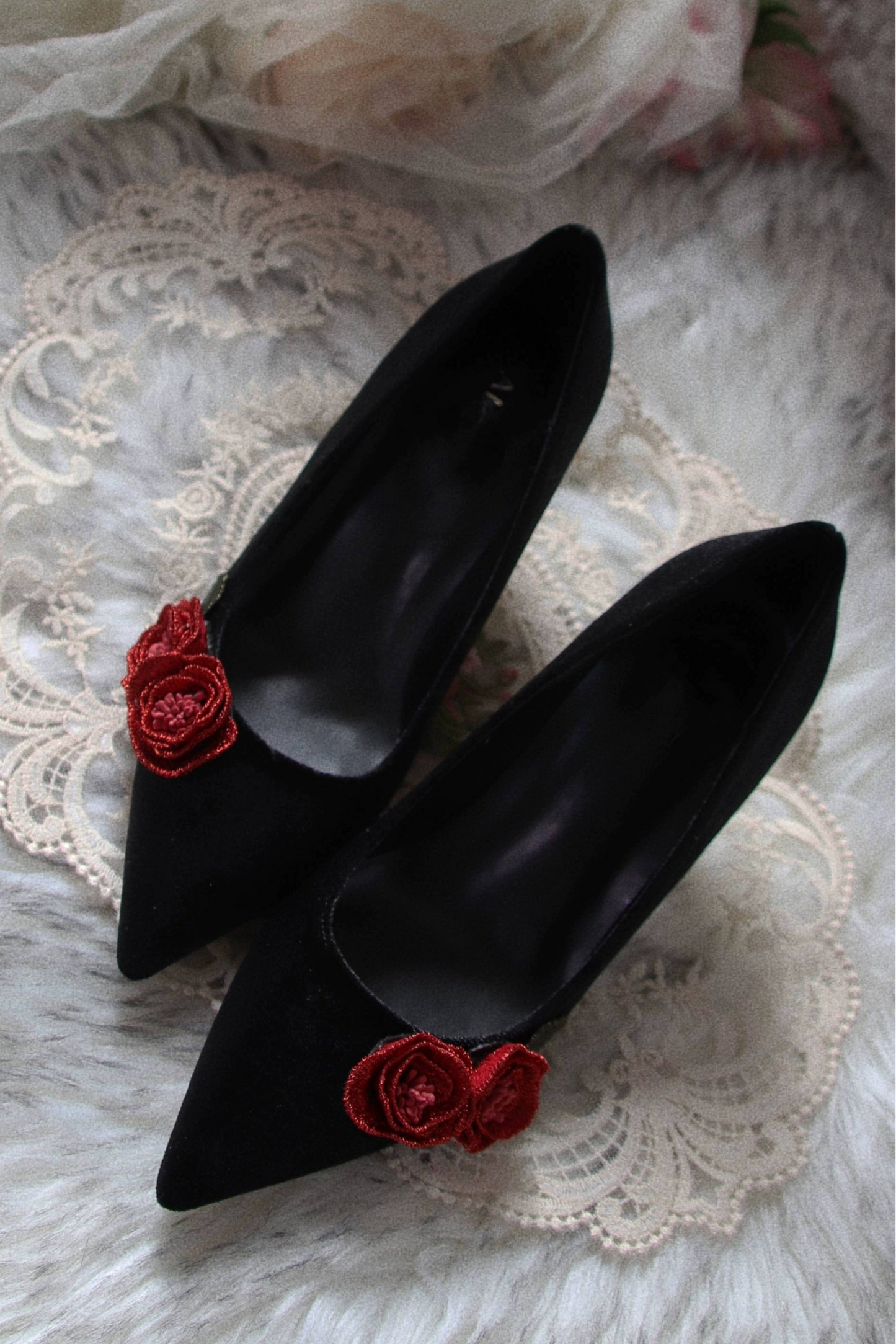 ローズストーリーレトロポインテッドトゥレザーベルベットヒール