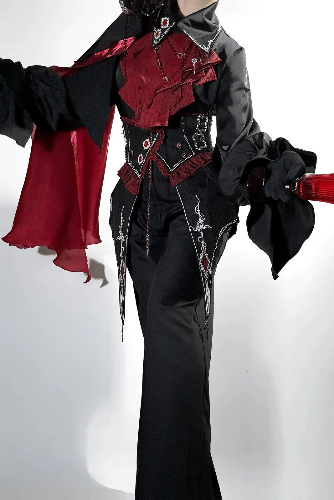 【10月8日予約締切】Ouji Fashion Black Red Gothic Ruffle Prince Lolita Full Set(Jewel Chain Ruffle Jabot Shirt + Rose Accessory Gothic Embroidered Corset Belt + Black Wide-Leg Pants + Rose Beaded One-Shoulder Cape)