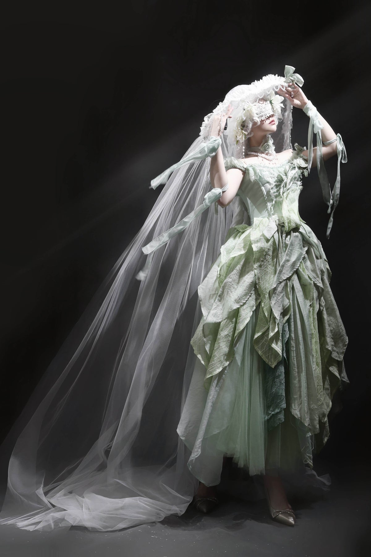 【10月28日予約締切】Black/White Gothic Lolita Sheer Lace Beaded Hooded Long Cape