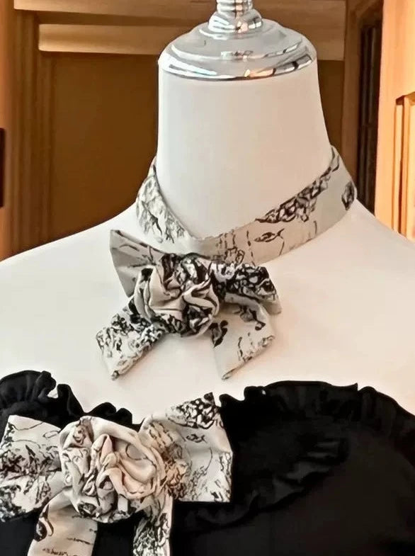 シックモードワンピース+リボンアクセアリー+ネックレス