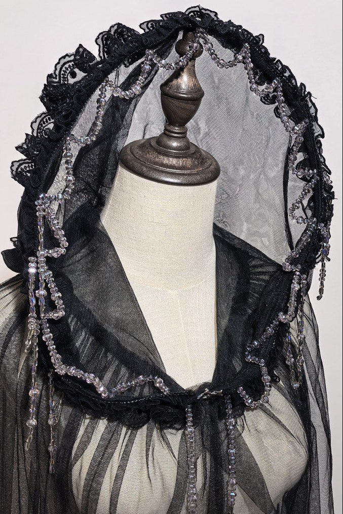 【10月28日予約締切】Black/White Gothic Lolita Sheer Lace Beaded Hooded Long Cape