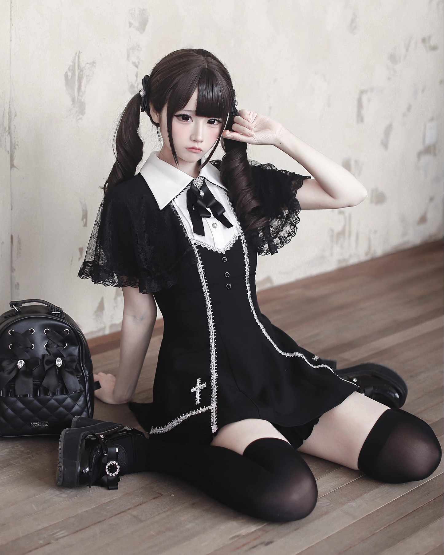 【4月29日予約締切】ブラックゴシックケープスリーブクロスディテールリボンカラードレスセットアップ