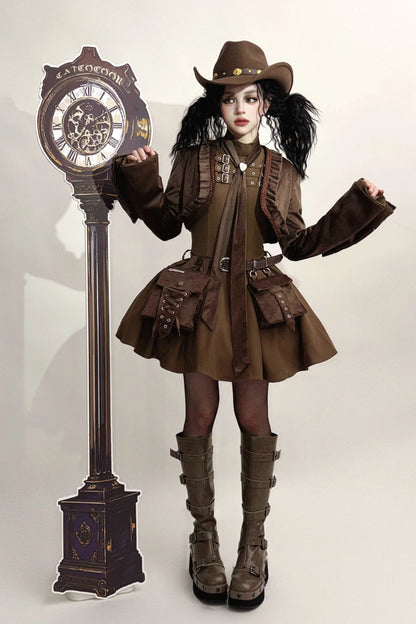 [Reservierungsschluss 6. November] Kurze Jacke im braunen Steampunk- und schwarzen Gothic-Mode-Stil aus Samt mit Rüschenbesatz, Herzmotiv und Manschettendekor