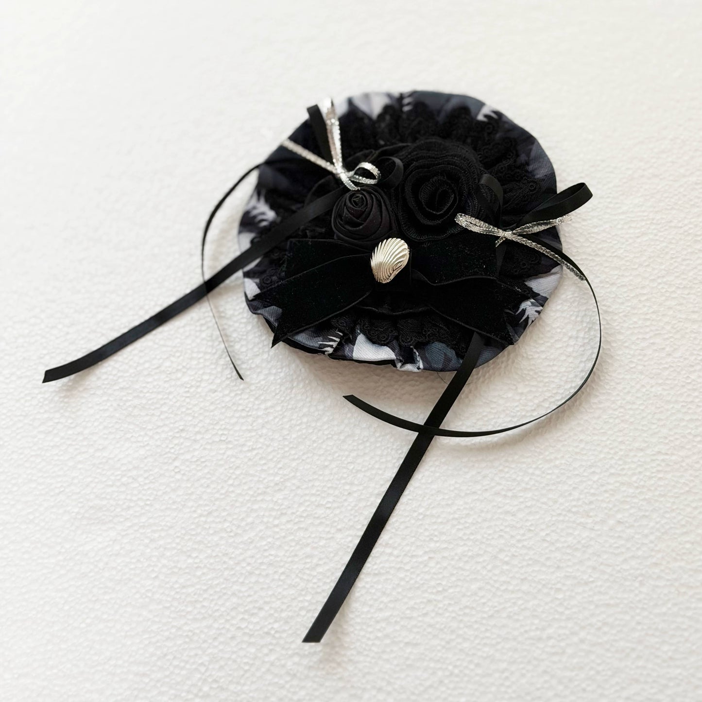 [Précommande jusqu'au 13 mai] Chemise à volants noire à fleurs gothique Bone Iris + jupe corset + accessoires