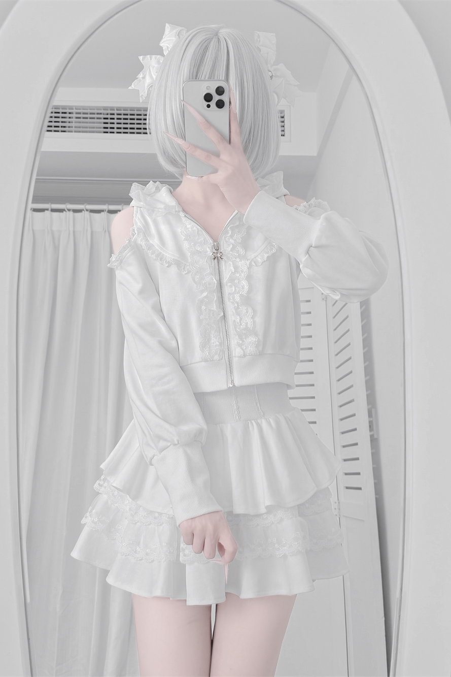 [Reservierungsschluss am 16. September] Set aus langärmligem Cold-Shoulder-Hoodie-Top mit Spitzenrüschen + Stufenrock mit Innenshorts