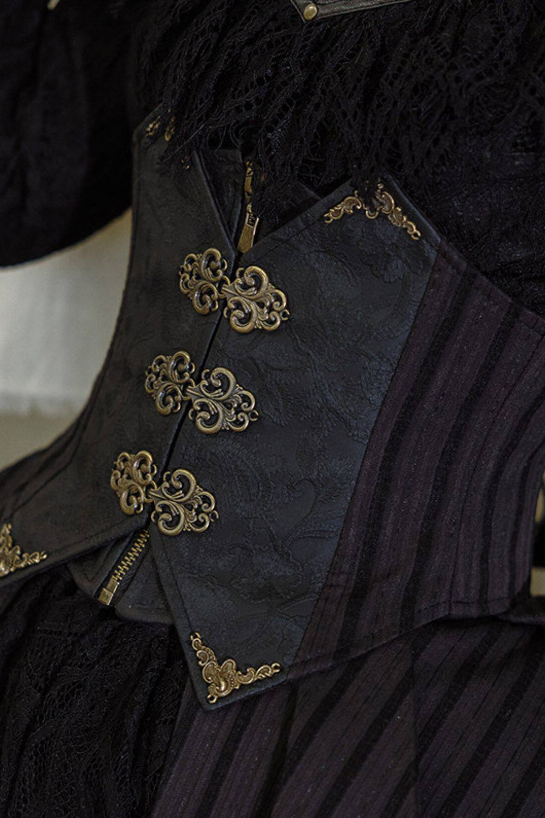 Gotisches Taillenkorsett aus gespleißtem Leder mit Prägung