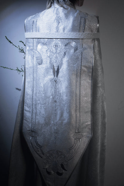 [Reservierungsschluss 13. September] Silber-weißer Gothic-Prinzen-Cape-Mantel mit royaler Stickerei