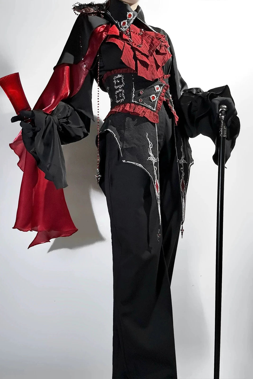 【10月8日予約締切】Ouji Fashion Black Red Gothic Ruffle Prince Lolita Full Set(Jewel Chain Ruffle Jabot Shirt + Rose Accessory Gothic Embroidered Corset Belt + Black Wide-Leg Pants + Rose Beaded One-Shoulder Cape)