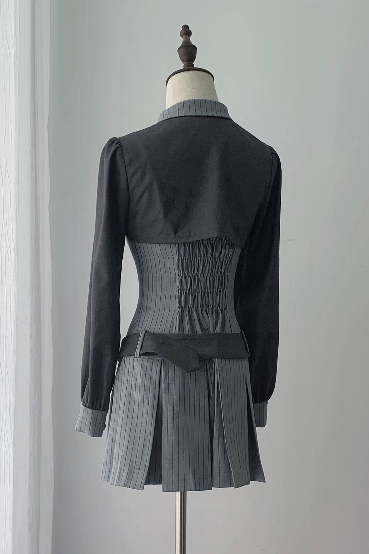 【8月30日予約締切】Gray pinstripe tie-collar long-sleeve short jacket with belt JKS dress 4-piece full set