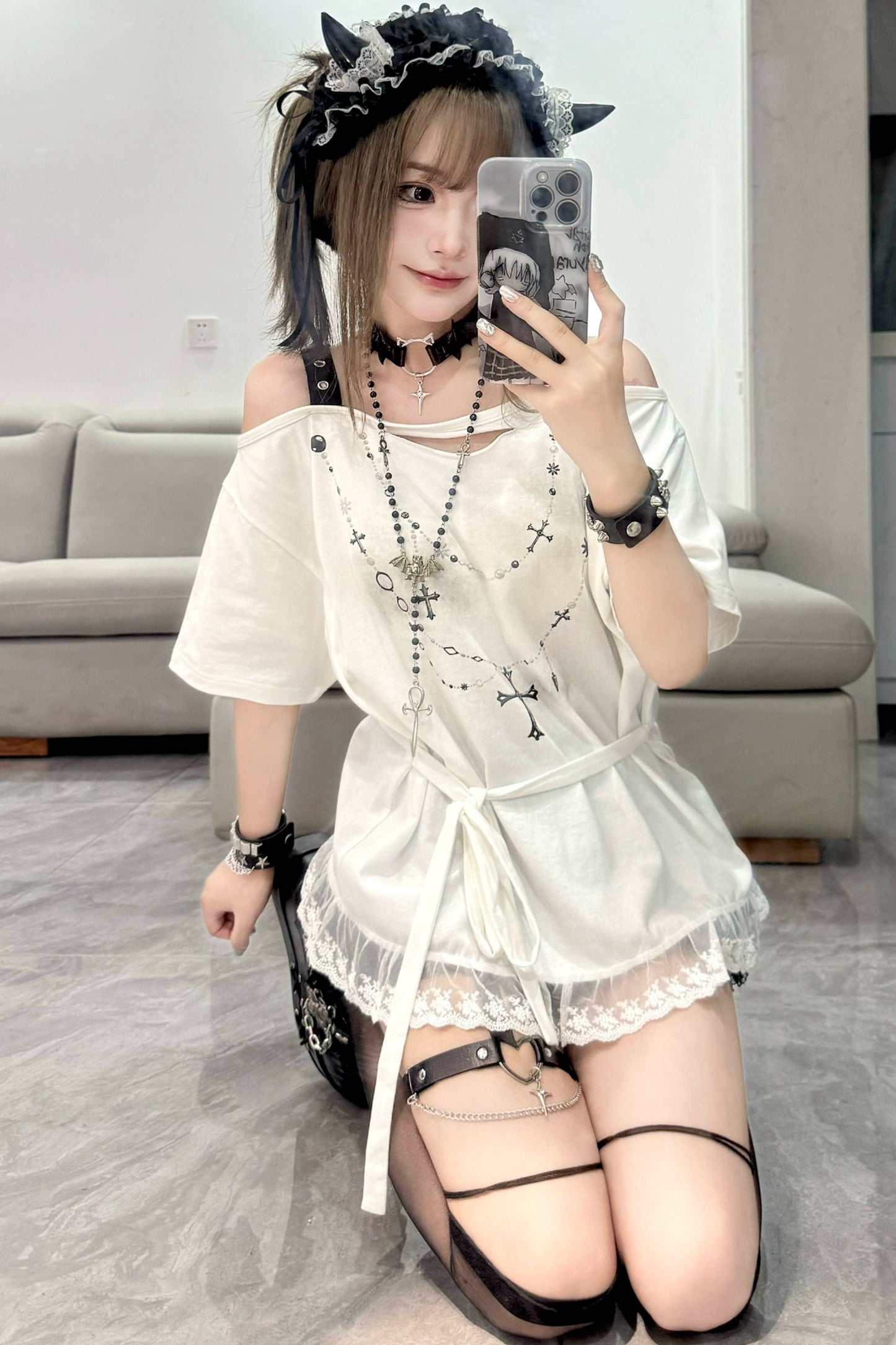 The Bunny Assassin's original innovative White Nights Cross subculture lace panelled off-the-shoulder ripped short-sleeved T-shirt