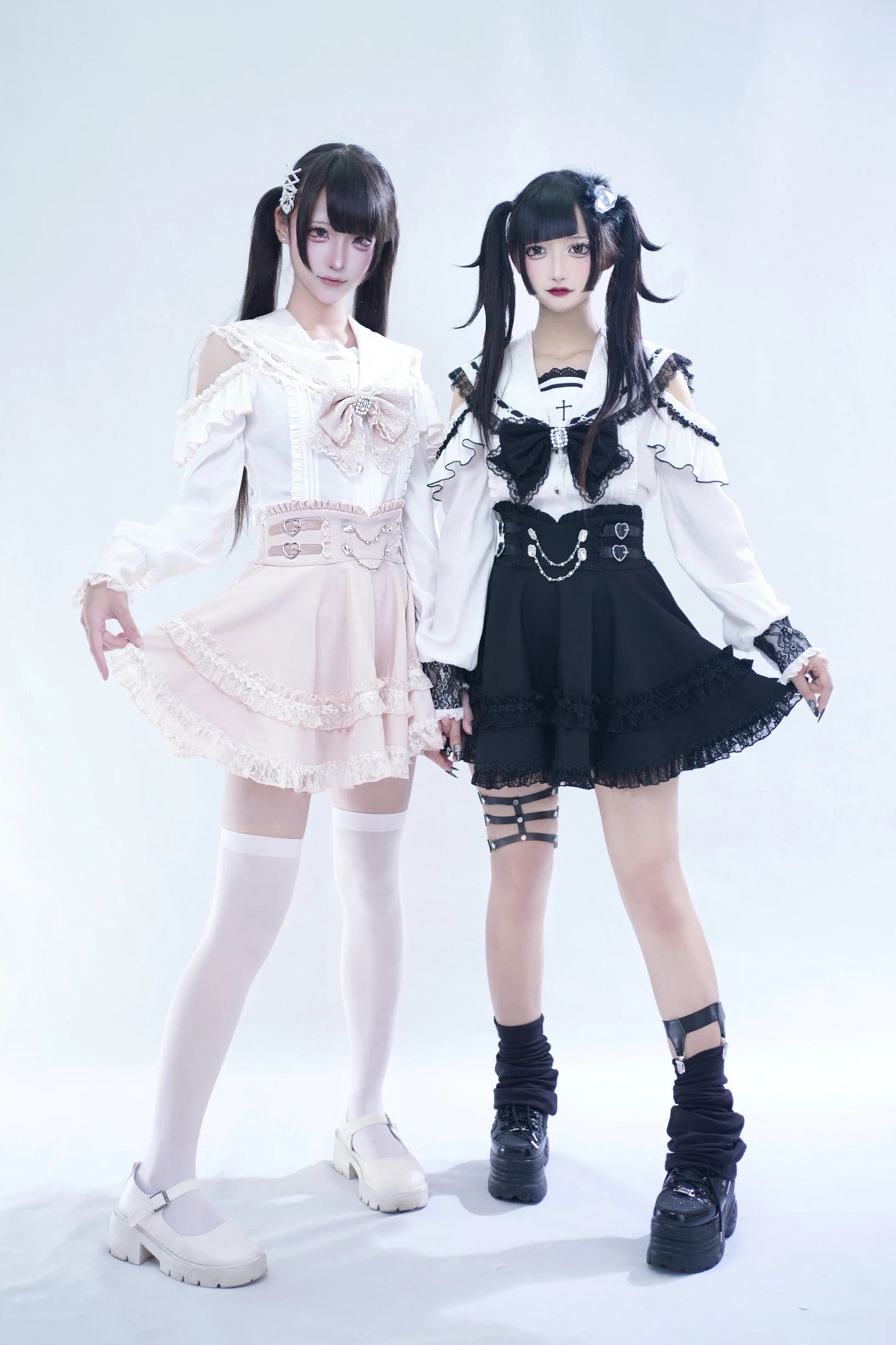 【8月15日予約締切】ブラック×ホワイトレースセーラーゴシックオープンショルダーリボンシャツ＋パールチェーンフリルスカート