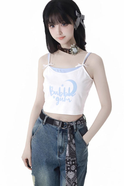 チェックシャツ＋キャミソール＋デニムパンツ