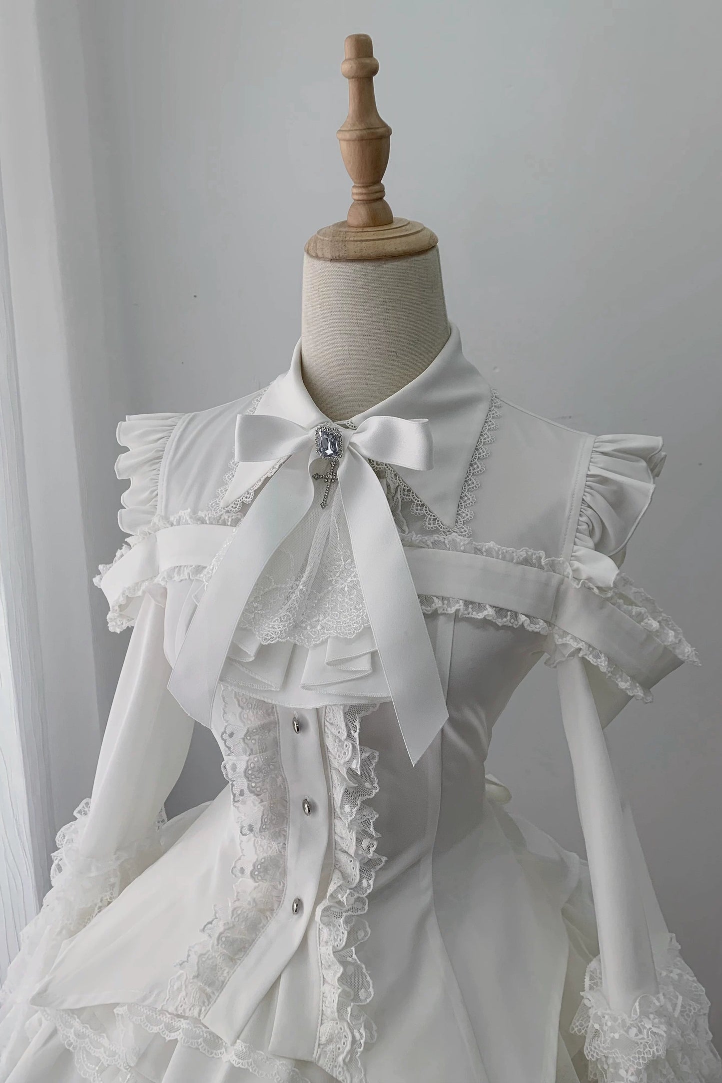 [Clôture des précommandes le 30 juillet] Chemisier gothique blanc à épaules ouvertes en dentelle avec manches princesse + jupe gothique superposée en dentelle