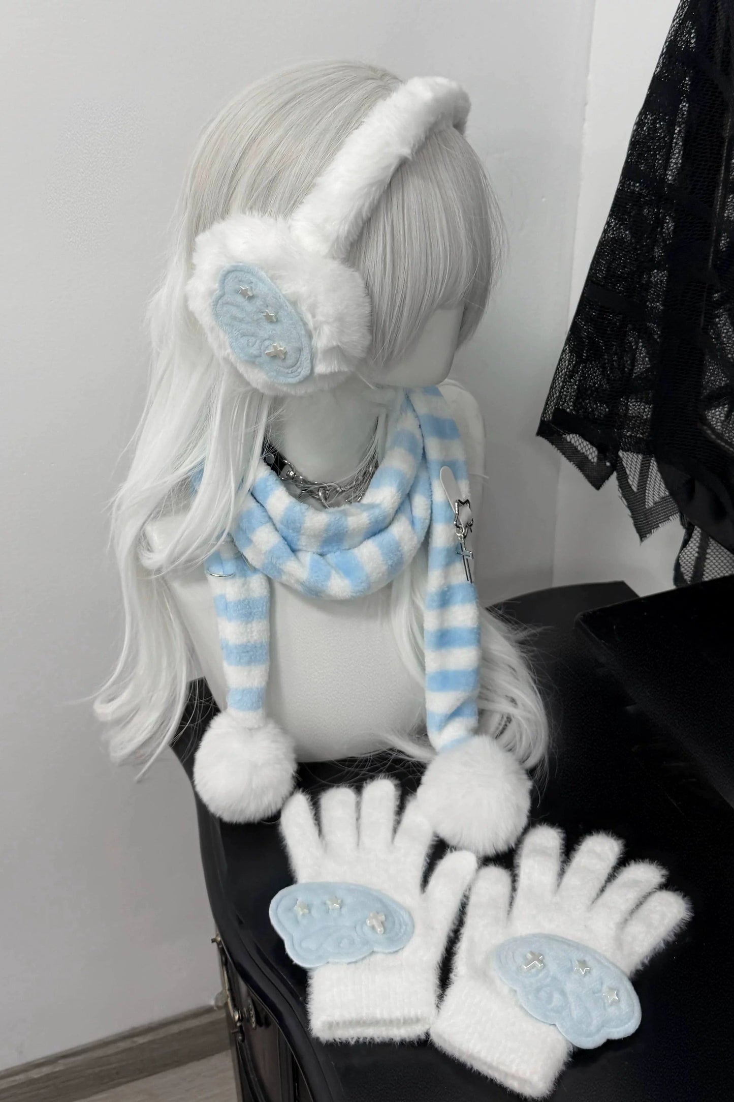 Wing ear muffs + gloves