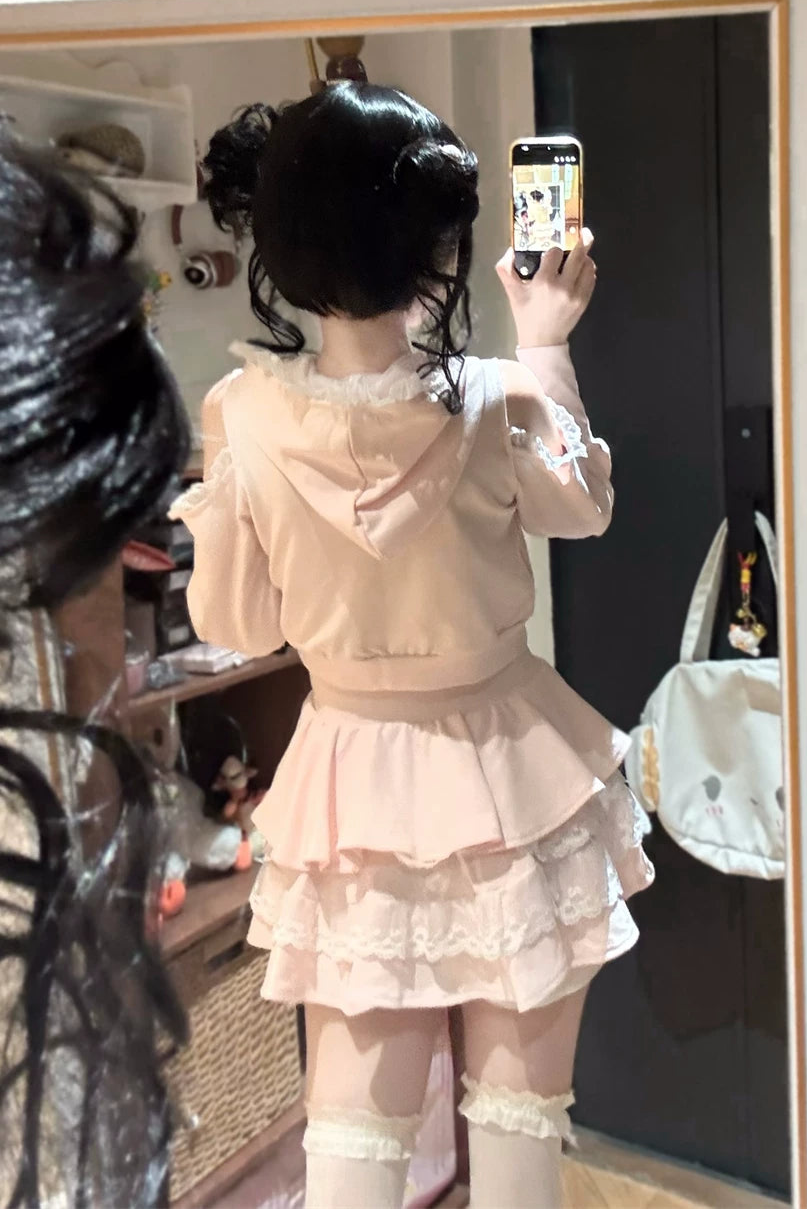 [Reservierungsschluss am 16. September] Set aus langärmligem Cold-Shoulder-Hoodie-Top mit Spitzenrüschen + Stufenrock mit Innenshorts