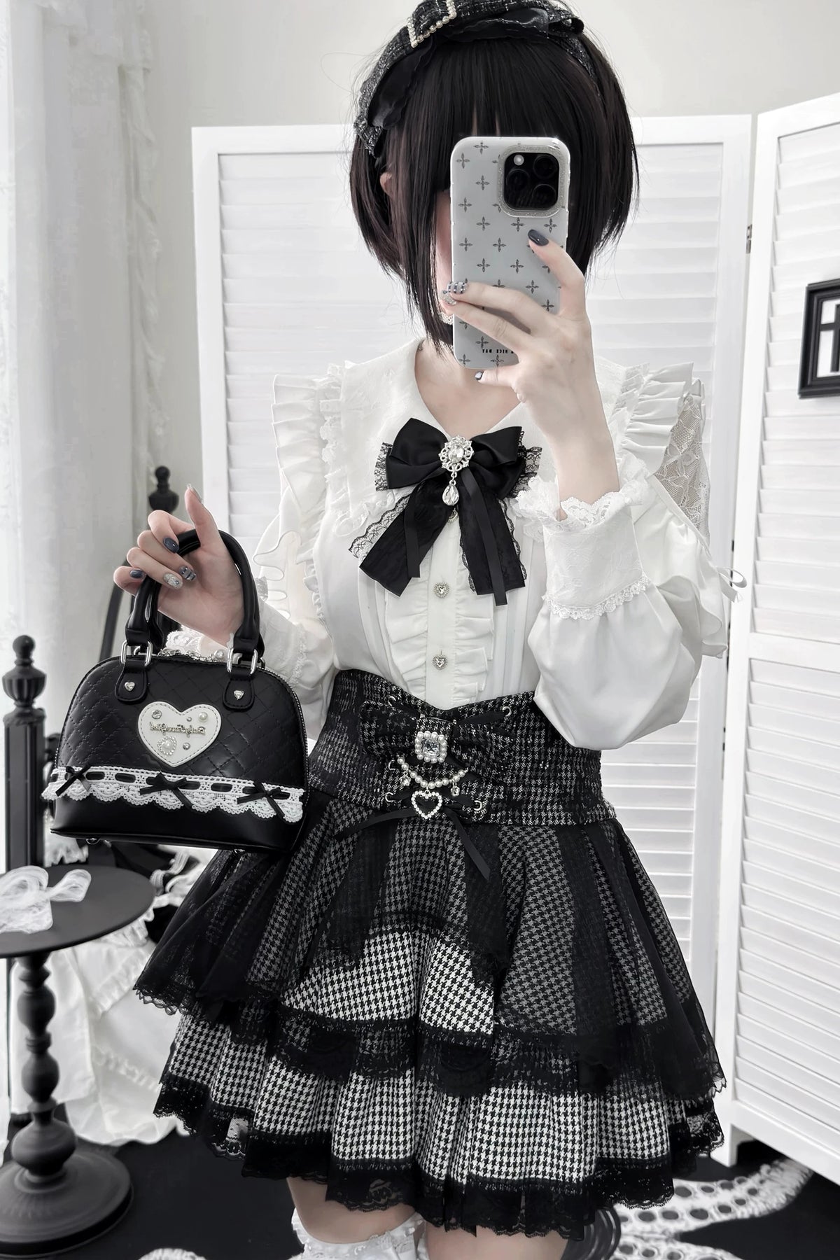 【11月15日予約締切】White Ruffle Trim Lace Sleeve Blouse＋Black White Pearl Bow Tiered Houndstooth Skirt＋Rhinestone Lace Ribbon Brooch