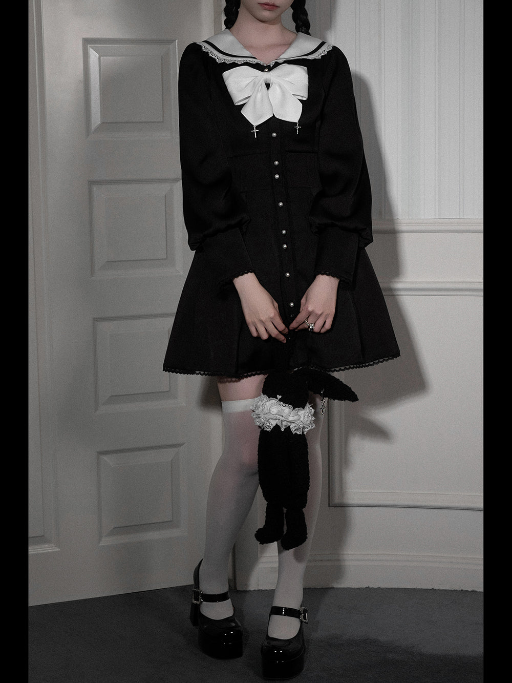 [Reservation Deadline: March 4] Dark Gothic Lace Sailor Color Cross Ribbon Dress