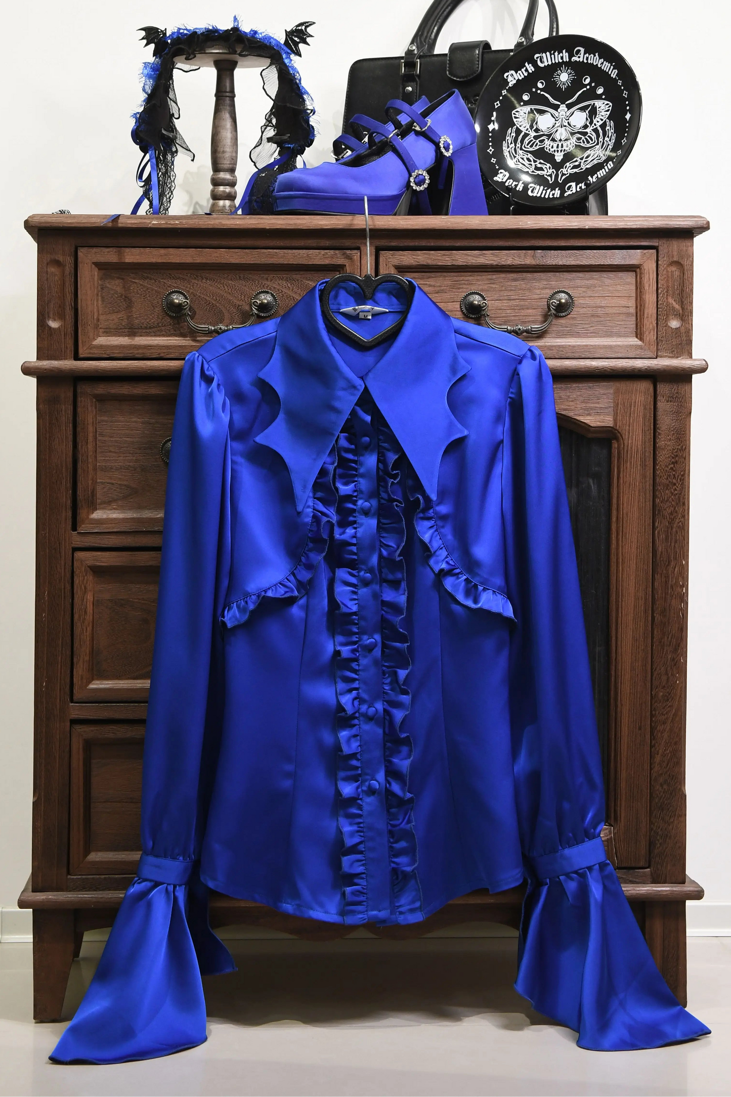 [Reservierungsschluss am 26. Juni] Blau/Schwarz/Grau/Grün/Lila/Weiß Gothic-Lolita-Hemd mit Fledermausflügel-Kragen und eleganten Rüschen-Flare-Ärmeln