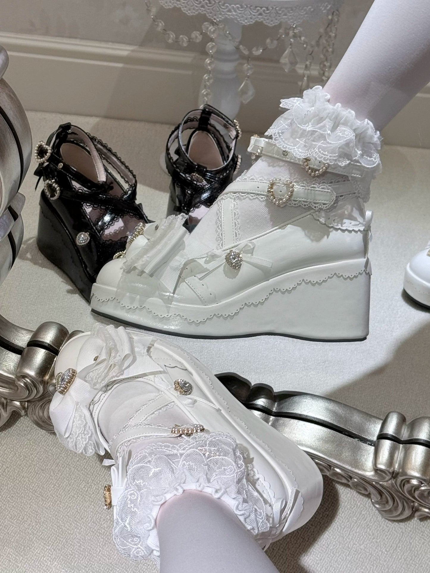 【3월 23일 예약마감】 화이트 앤 블랙 라인스톤 레이스 리본 슈즈