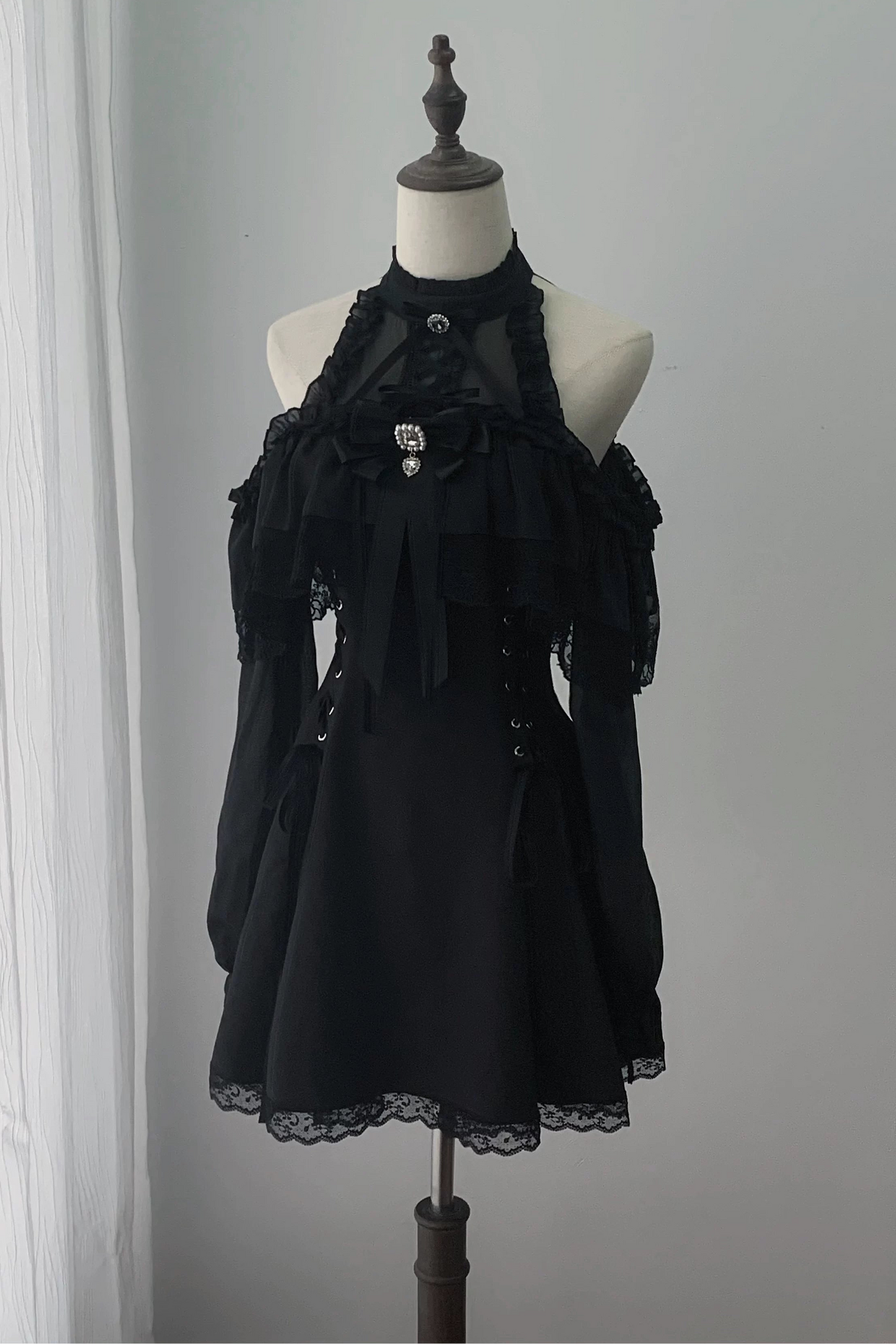 【8月30日予約締切】Black Gothic Off-Shoulder Frill Long Sleeve Dress with Bow Tie