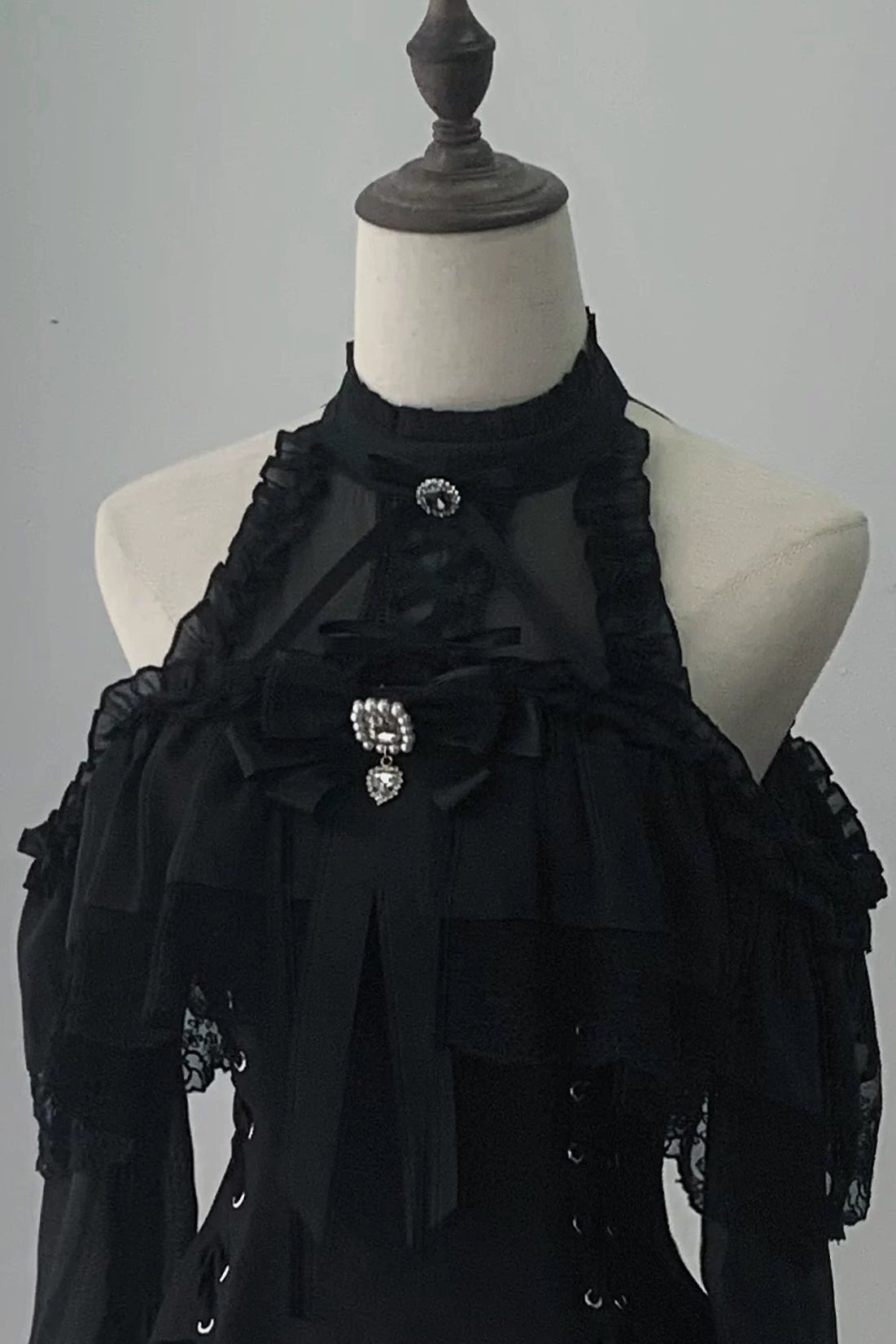 【8月30日予約締切】Black Gothic Off-Shoulder Frill Long Sleeve Dress with Bow Tie