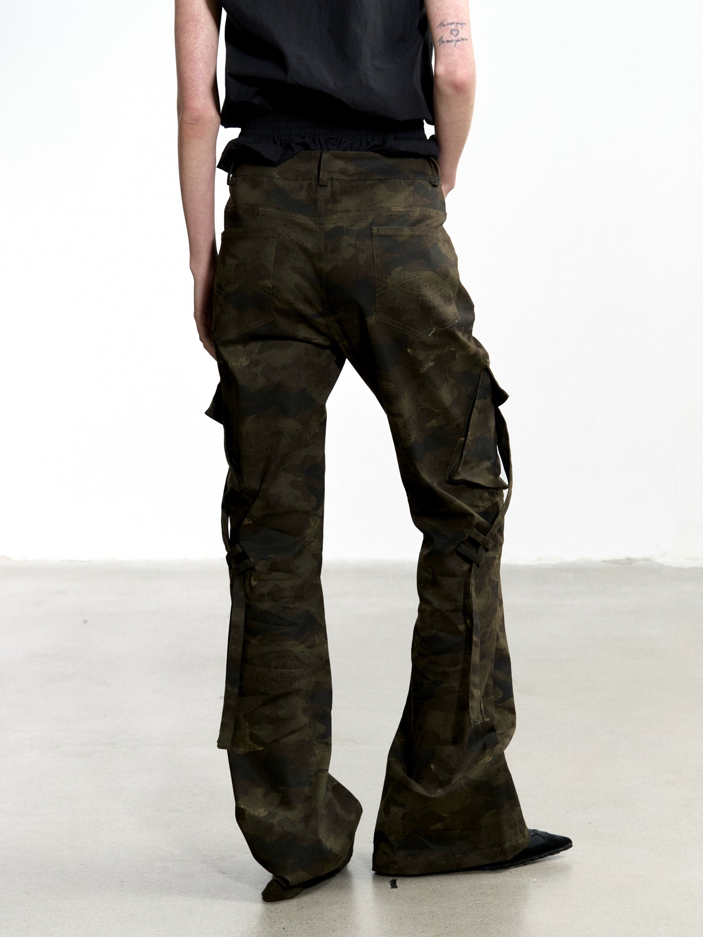 Pantalones cargo con multibolsillos y camuflaje láser