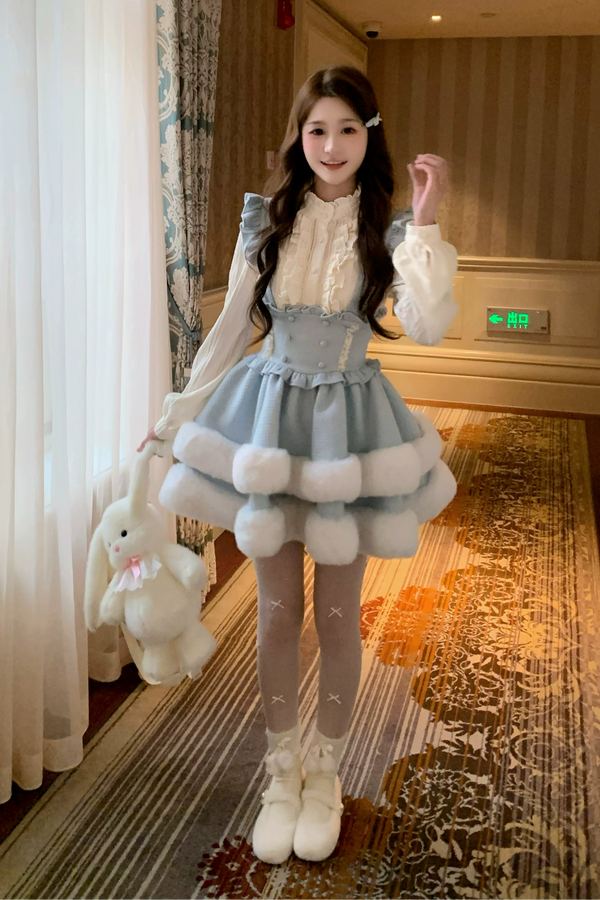 ライトブルーファーカラーケープ+サスペンダースカート+シャツ