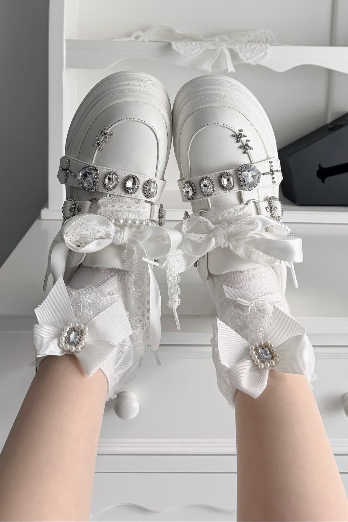 【10月6日予約締切】White/Pink/Black Rhinestone Buckle Lace Cross Charm Ribbon Chunky Sneakers