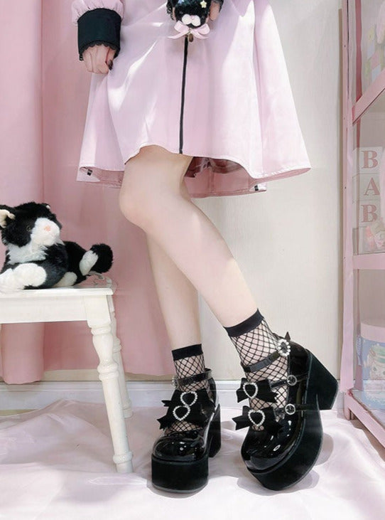 [Date limite de réservation : 20 mars] Chaussures à plateforme à trois boules en ruban doux.