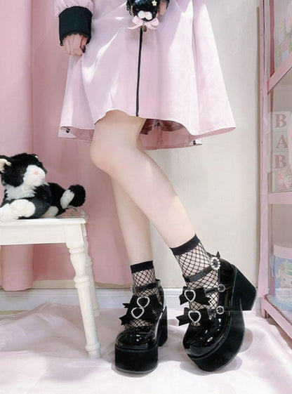 [Date limite de réservation : 20 mars] Chaussures à plateforme à trois boules en ruban doux.