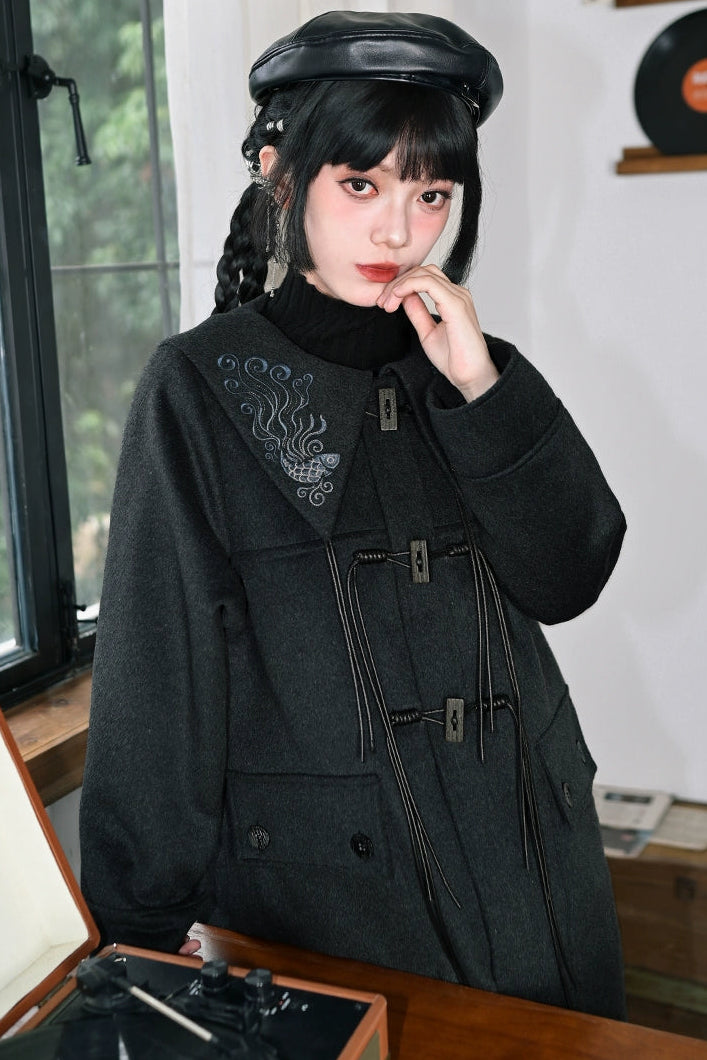 ダークフィンエンブロイダードウールコート