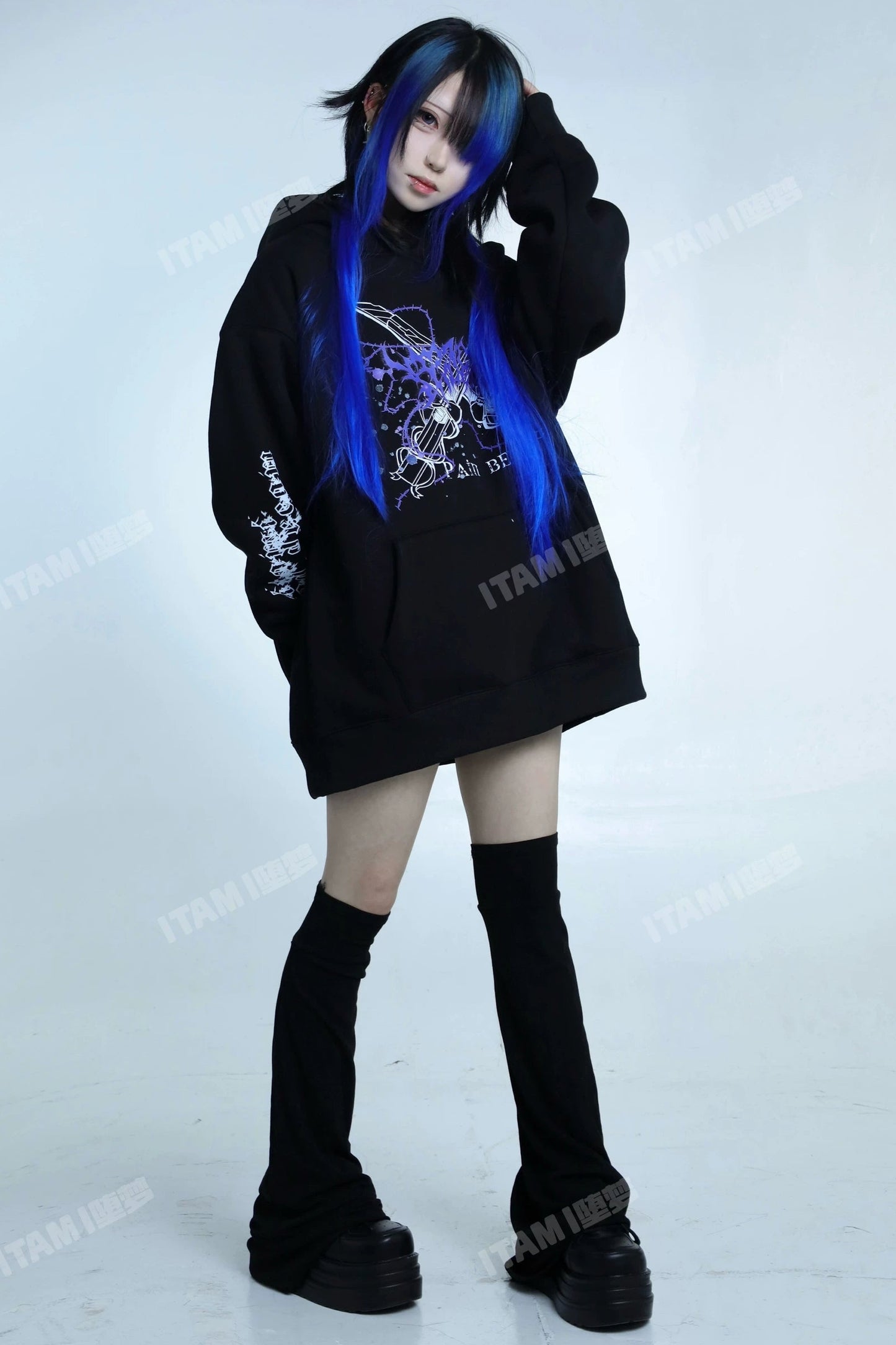 Düster-süßes Butterfly-Messer-Sweatshirt