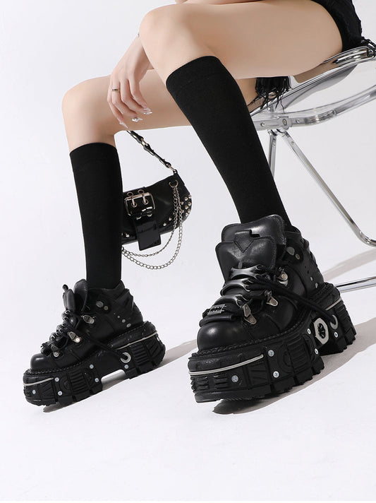 Chaussures punk foncées à plateforme métallique [avec chaîne simple].