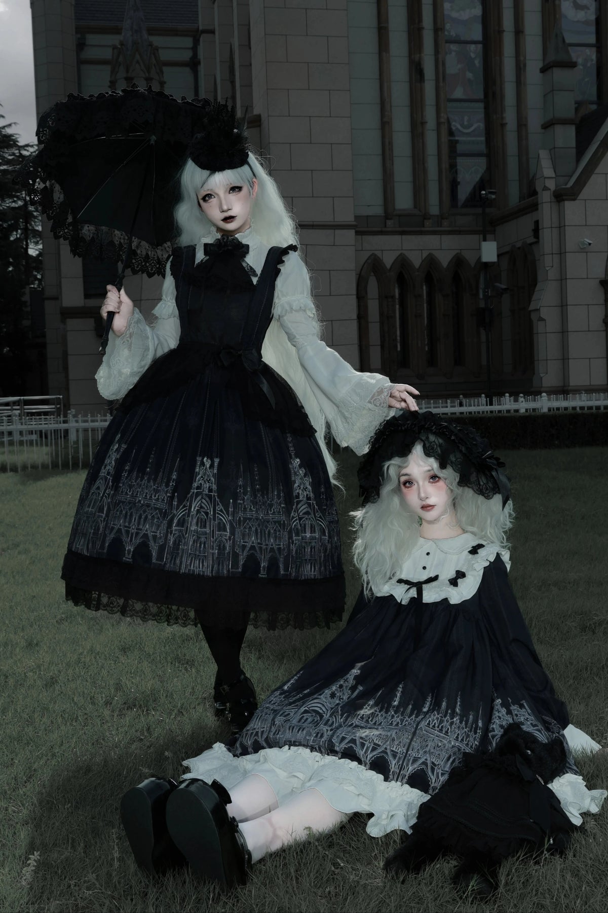 【10月13日予約締切】Gothic Lolita Black White Cathedral Print Lace Trim JSK Dress + Full Dress Set (Detachable Sleeved Shirt, Mini Hat, Apron, Brooch)